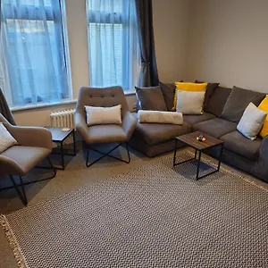 newly-renovated-2-bed-bungalow.tophotelsbath.com/